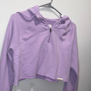 I’m selling a Hollister crop hoodie size S. It has been rarely used.